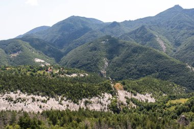 Bulgaristan 'ın Filibe Bölgesi Belintash kenti yakınlarındaki Rodop Dağlarının şaşırtıcı manzarası