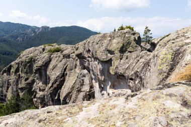 Bulgaristan 'ın Filibe Bölgesi Belintash kenti yakınlarındaki Rodop Dağlarının şaşırtıcı manzarası