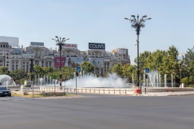 BUCHAREST, ROMANIA - 17 Ağustos 2021: Romanya 'nın Bükreş kentinin merkezindeki Unirii Meydanı' nda Çeşme