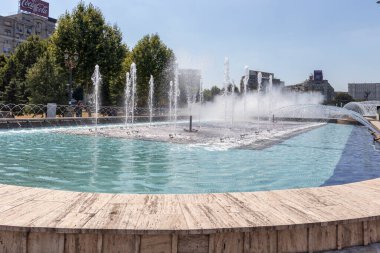 BUCHAREST, ROMANIA - 17 Ağustos 2021: Romanya 'nın Bükreş kentinin merkezindeki Unirii Meydanı' nda Çeşme