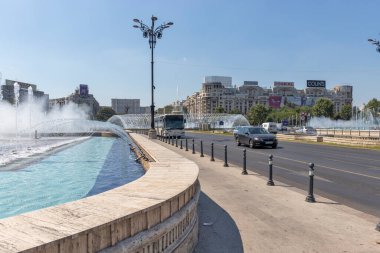 BUCHAREST, ROMANIA - 17 Ağustos 2021: Romanya 'nın Bükreş kentinin merkezindeki Unirii Meydanı' nda Çeşme