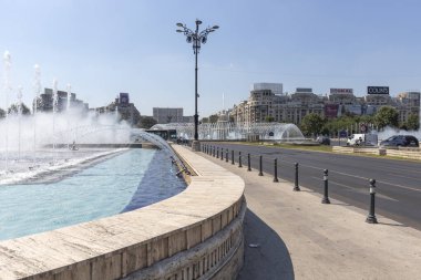 BUCHAREST, ROMANIA - 17 Ağustos 2021: Romanya 'nın Bükreş kentinin merkezindeki Unirii Meydanı' nda Çeşme