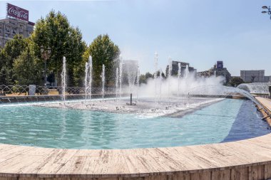 BUCHAREST, ROMANIA - 17 Ağustos 2021: Romanya 'nın Bükreş kentinin merkezindeki Unirii Meydanı' nda Çeşme