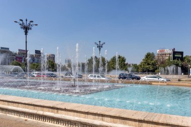 BUCHAREST, ROMANIA - 17 Ağustos 2021: Romanya 'nın Bükreş kentinin merkezindeki Unirii Meydanı' nda Çeşme