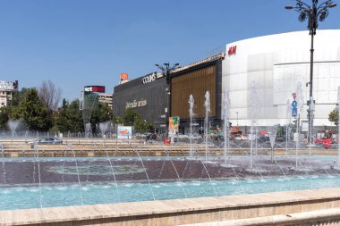 BUCHAREST, ROMANIA - 17 Ağustos 2021: Romanya 'nın Bükreş kentinin merkezindeki Unirii Meydanı' nda Çeşme