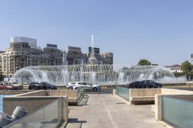 BUCHAREST, ROMANIA - 17 Ağustos 2021: Romanya 'nın Bükreş kentinin merkezindeki Unirii Meydanı' nda Çeşme