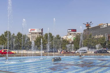 BUCHAREST, ROMANIA - 17 Ağustos 2021: Romanya 'nın Bükreş kentinin merkezindeki Unirii Meydanı' nda Çeşme