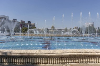 BUCHAREST, ROMANIA - 17 Ağustos 2021: Romanya 'nın Bükreş kentinin merkezindeki Unirii Meydanı' nda Çeşme