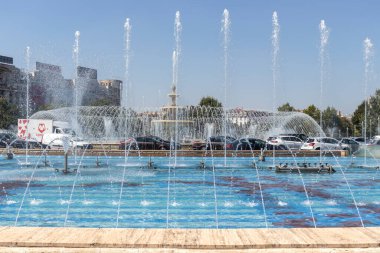 BUCHAREST, ROMANIA - 17 Ağustos 2021: Romanya 'nın Bükreş kentinin merkezindeki Unirii Meydanı' nda Çeşme