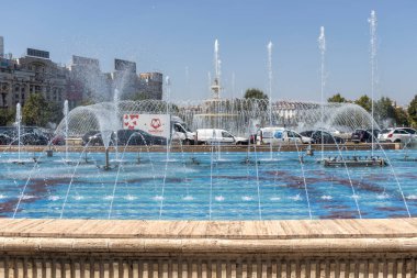 BUCHAREST, ROMANIA - 17 Ağustos 2021: Romanya 'nın Bükreş kentinin merkezindeki Unirii Meydanı' nda Çeşme