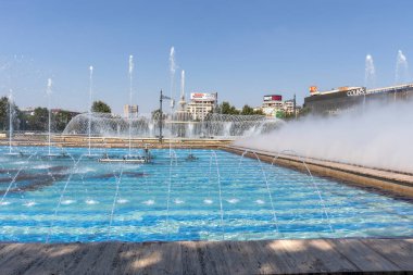 BUCHAREST, ROMANIA - 17 Ağustos 2021: Romanya 'nın Bükreş kentinin merkezindeki Unirii Meydanı' nda Çeşme