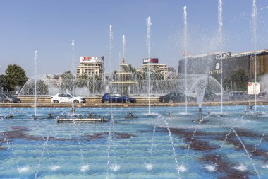BUCHAREST, ROMANIA - 17 Ağustos 2021: Romanya 'nın Bükreş kentinin merkezindeki Unirii Meydanı' nda Çeşme