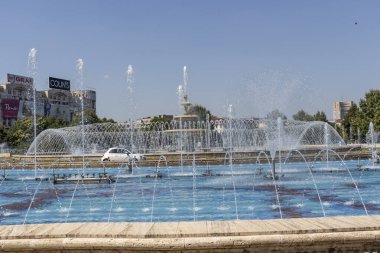 BUCHAREST, ROMANIA - 17 Ağustos 2021: Romanya 'nın Bükreş kentinin merkezindeki Unirii Meydanı' nda Çeşme