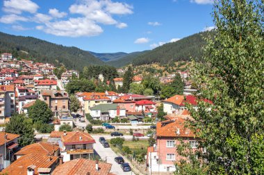 ÇEPELARE, BULGARIA - 7 Ağustos 2021: Bulgaristan 'ın ünlü kayak merkezi Chepelare, Smolyan Bölgesi, Bulgaristan