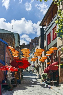 İstanbul, Türkiye - 27 Temmuz 2019: İstanbul 'un Balat ilçesinde tipik sokak ve bina