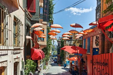 İstanbul, Türkiye - 27 Temmuz 2019: İstanbul 'un Balat ilçesinde tipik sokak ve bina