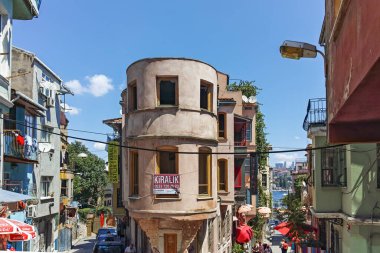 İstanbul, Türkiye - 27 Temmuz 2019: İstanbul 'un Balat ilçesinde tipik sokak ve bina