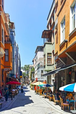 İstanbul, Türkiye - 27 Temmuz 2019: İstanbul 'un Balat ilçesinde tipik sokak ve bina