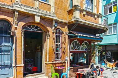 İstanbul, Türkiye - 27 Temmuz 2019: İstanbul 'un Balat ilçesinde tipik sokak ve bina