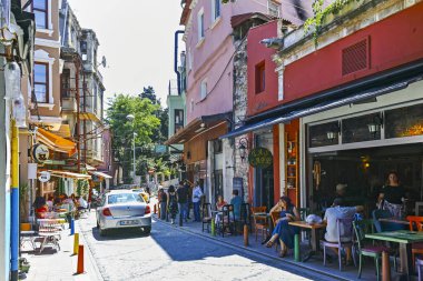 İstanbul, Türkiye - 27 Temmuz 2019: İstanbul 'un Balat ilçesinde tipik sokak ve bina