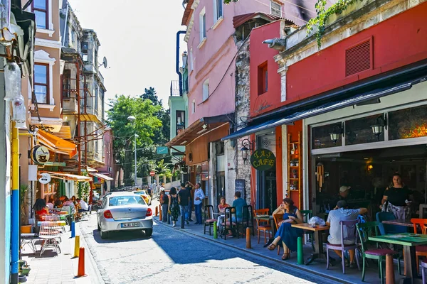 İstanbul, Türkiye - 27 Temmuz 2019: İstanbul 'un Balat ilçesinde tipik sokak ve bina