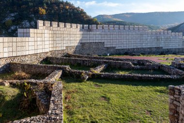 Bulgaristan 'ın Birinci Bulgar İmparatorluğu döneminde Pernik kasabası yakınlarındaki Ortaçağ tahkim edilmiş Krakra kenti harabeleri