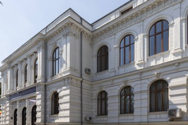 BUCHAREST, ROMANIA - 16 AĞUSTOS 2021: Tipik cadde ve Romanya 'nın Bükreş şehir merkezinde buding