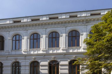 BUCHAREST, ROMANIA - 16 AĞUSTOS 2021: Tipik cadde ve Romanya 'nın Bükreş şehir merkezinde buding