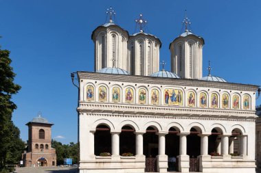 BUCHAREST, ROMANIA - 16 Ağustos 2021: Romanya 'nın Bükreş kentindeki Patrikhane ve Aziz Konstantin Katedrali ve Helena