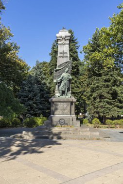 RUSE, BULGARIA - 15 AĞUSTOS 2021: Bulgaristan 'ın Ruse kentinin merkezinde Tipik Sokak ve bina