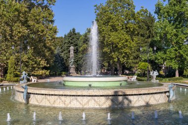 RUSE, BULGARIA - 15 AĞUSTOS 2021: Bulgaristan 'ın Ruse kentinin merkezinde Tipik Sokak ve bina