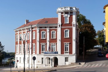 RUSE, BULGARIA - 15 AĞUSTOS 2021: Bulgaristan 'ın Ruse kentinin merkezinde Tipik Sokak ve bina