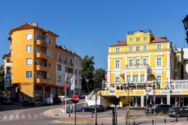 RUSE, BULGARIA - 15 AĞUSTOS 2021: Bulgaristan 'ın Ruse kentinin merkezinde Tipik Sokak ve bina