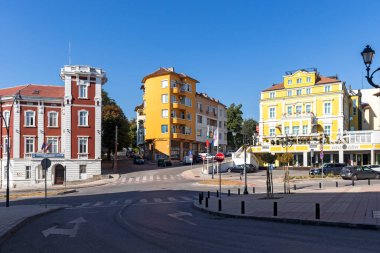 RUSE, BULGARIA - 15 AĞUSTOS 2021: Bulgaristan 'ın Ruse kentinin merkezinde Tipik Sokak ve bina