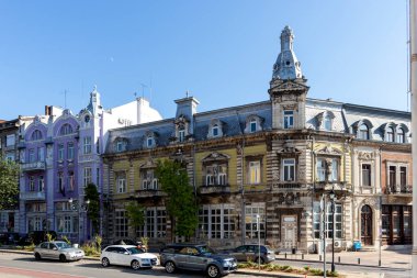 RUSE, BULGARIA - 15 AĞUSTOS 2021: Bulgaristan 'ın Ruse kentinin merkezinde Tipik Sokak ve bina