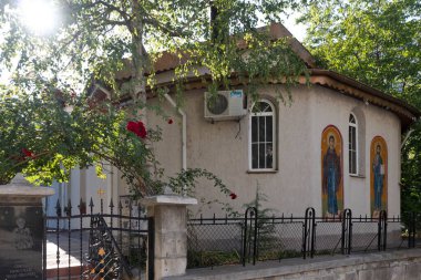 RUSE, BULGARIA - 15 AĞUSTOS 2021: Bulgaristan 'ın Ruse kentinin merkezinde Tipik Sokak ve bina