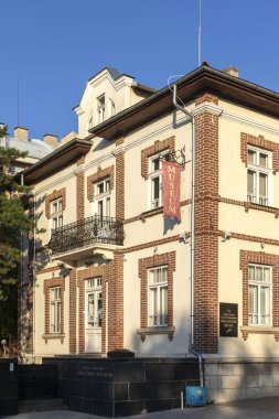 RUSE, BULGARIA - 15 AĞUSTOS 2021: Bulgaristan 'ın Ruse kentinin merkezinde Tipik Sokak ve bina