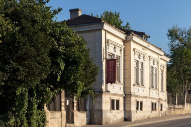 RUSE, BULGARIA - 15 AĞUSTOS 2021: Bulgaristan 'ın Ruse kentinin merkezinde Tipik Sokak ve bina