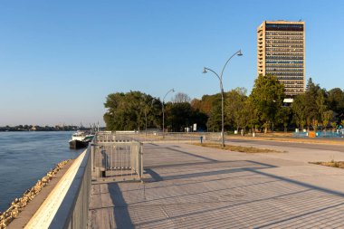 RUSE, BULGARIA - 15 AĞUSTOS 2021: Bulgaristan 'ın Ruse kentinin merkezinde Kostal Caddesi Panoraması