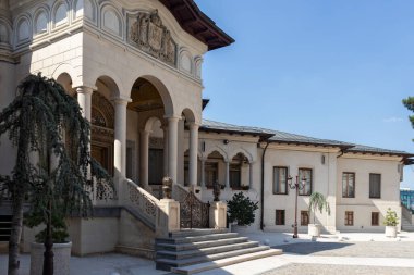 BUCHAREST, ROMANIA - 16 Ağustos 2021: Romanya 'nın Bükreş kentindeki Patrikhane ve Aziz Konstantin Katedrali ve Helena