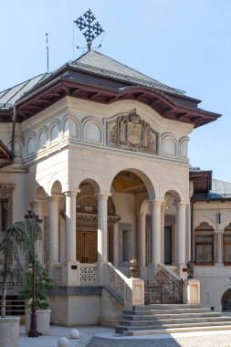BUCHAREST, ROMANIA - 16 Ağustos 2021: Romanya 'nın Bükreş kentindeki Patrikhane ve Aziz Konstantin Katedrali ve Helena