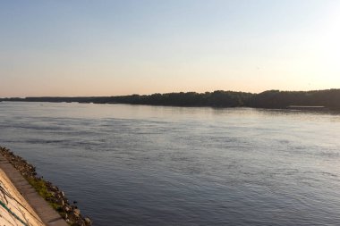 RUSE, BULGARIA - 15 AĞUSTOS 2021: Bulgaristan 'ın Ruse kentinin merkezinde Kostal Caddesi Panoraması