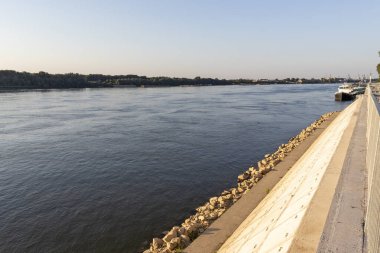 RUSE, BULGARIA - 15 AĞUSTOS 2021: Bulgaristan 'ın Ruse kentinin merkezinde Kostal Caddesi Panoraması