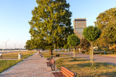 RUSE, BULGARIA - 15 AĞUSTOS 2021: Bulgaristan 'ın Ruse kentinin merkezinde Kostal Caddesi Panoraması