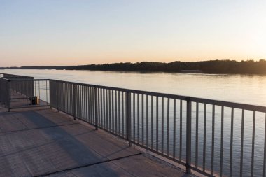 RUSE, BULGARIA - 15 AĞUSTOS 2021: Bulgaristan 'ın Ruse kentinin merkezinde Kostal Caddesi Panoraması