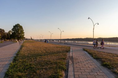 RUSE, BULGARIA - 15 AĞUSTOS 2021: Bulgaristan 'ın Ruse kentinin merkezinde Kostal Caddesi Panoraması