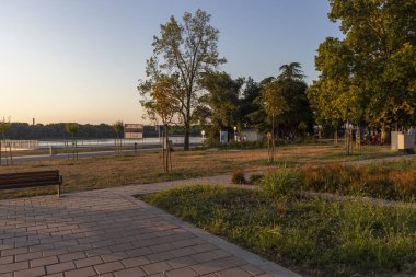 RUSE, BULGARIA - 15 AĞUSTOS 2021: Bulgaristan 'ın Ruse kentinin merkezinde Kostal Caddesi Panoraması