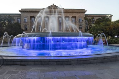 RUSE, BULGARIA - 15 Ağustos 2021: Bulgaristan 'ın Ruse kentinin merkezindeki Özgürlük Meydanı' nın günbatımı