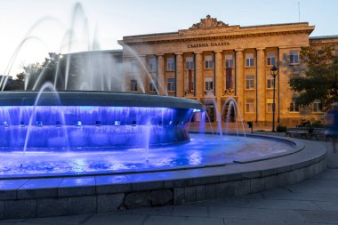 RUSE, BULGARIA - 15 Ağustos 2021: Bulgaristan 'ın Ruse kentinin merkezindeki Özgürlük Meydanı' nın günbatımı