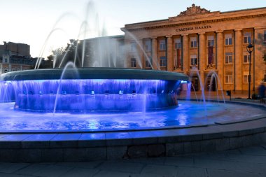 RUSE, BULGARIA - 15 Ağustos 2021: Bulgaristan 'ın Ruse kentinin merkezindeki Özgürlük Meydanı' nın günbatımı